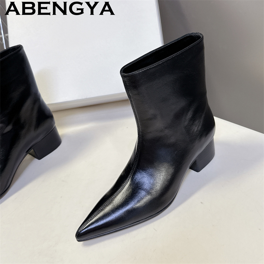 Street Fashion Week - Botines con punta puntiaguda de cuero