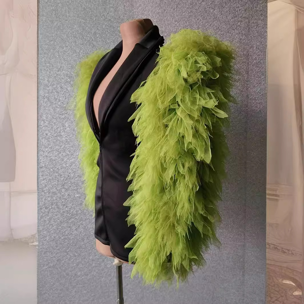 Street Fashion Week - Traje de Moda Urbana con Escote