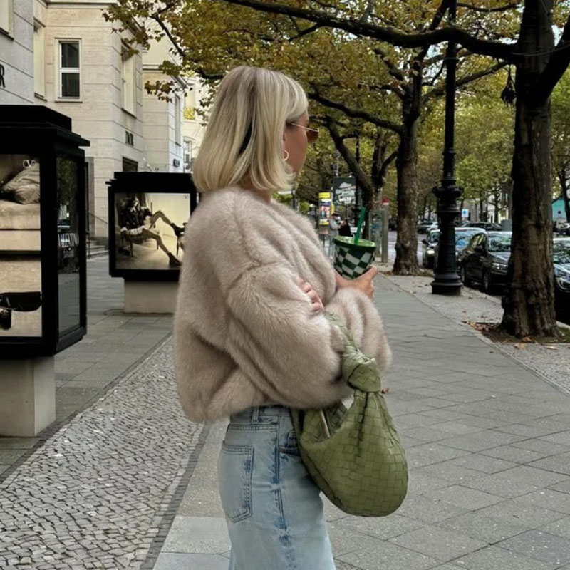 Abrigo Corto de Piel Sintética - Street Fashion Week reseña y precio