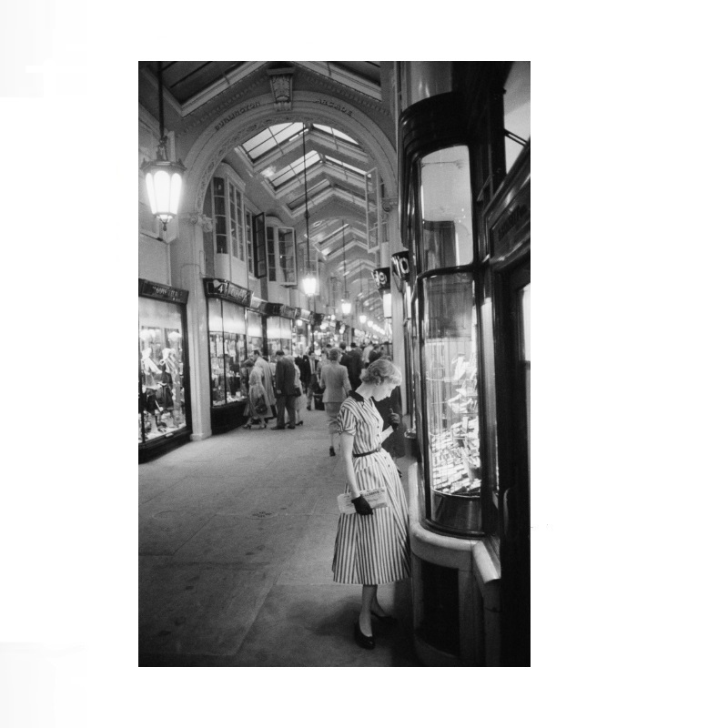 Slim Aarons, Burlington Arcade - Street Fashion Photographers reseña y precio